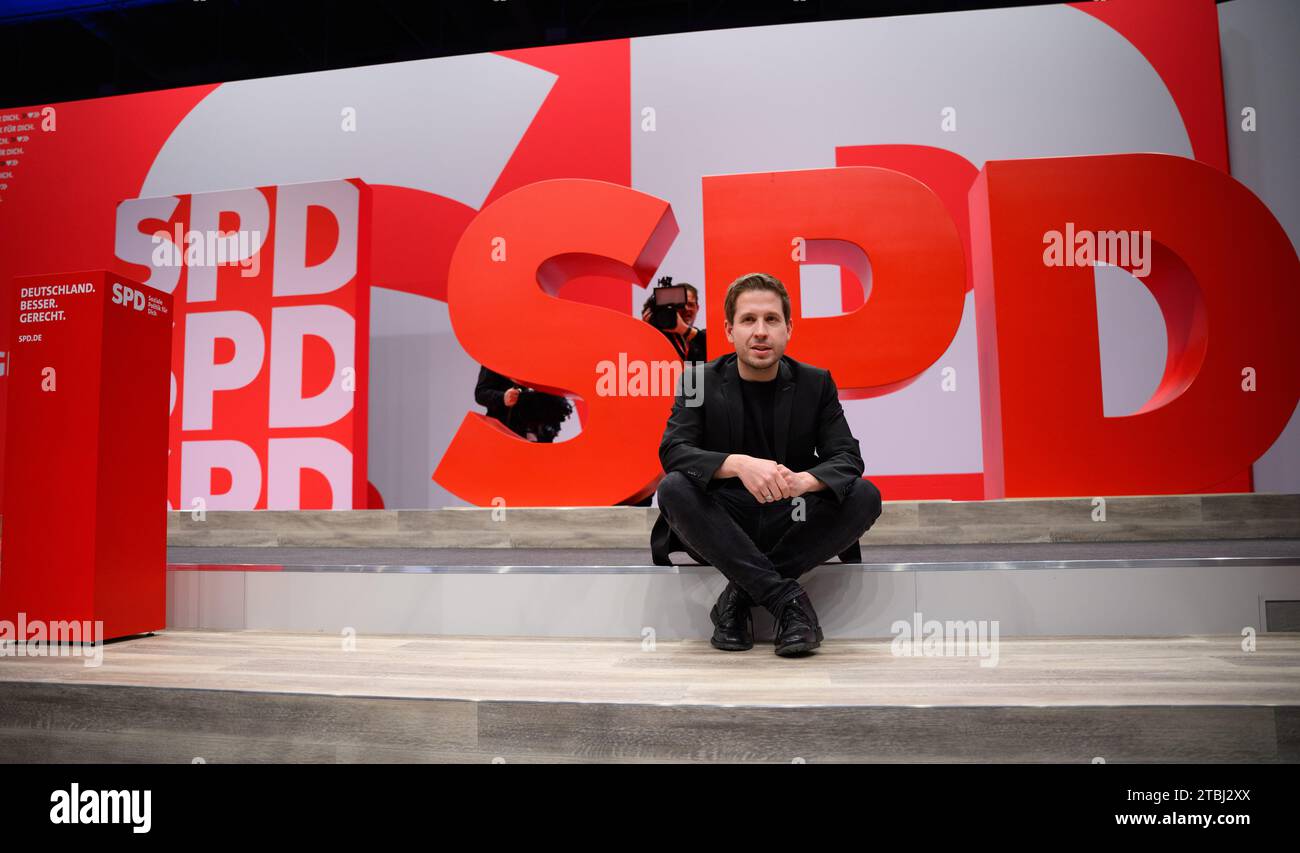 Berlin, Allemagne. 07 décembre 2023. Kevin Kühnert, secrétaire général du SPD, est assis devant un logo du SPD lors d'une visite du lieu de la conférence à l'approche de la conférence nationale régulière du SPD. La conférence nationale régulière du parti SPD aura lieu sur le terrain d'exposition de Berlin du 8 au 10 décembre 2023. Entre autres, la conférence du parti élira un nouveau comité exécutif du SPD et fixera le cap programmatique pour les années à venir. Crédit : Bernd von Jutrczenka/dpa/Alamy Live News Banque D'Images