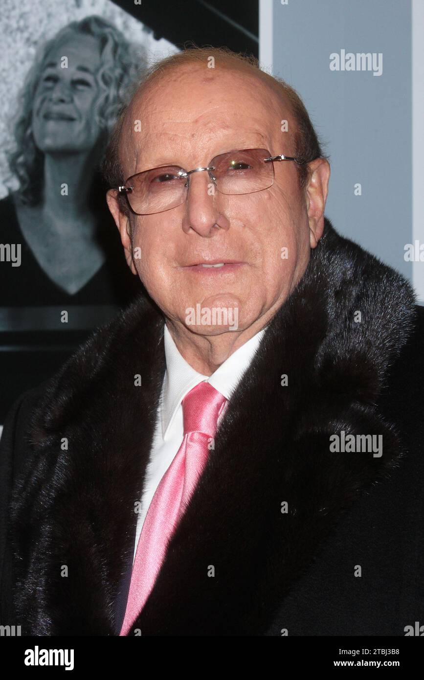 Clive Davis arrive à la soirée d'ouverture de 'Beautiful-the Carole King musical' au Stephen Sondheim Theatre à New York le 12 janvier 2014. Crédit photo : Henry McGee/MediaPunch Banque D'Images