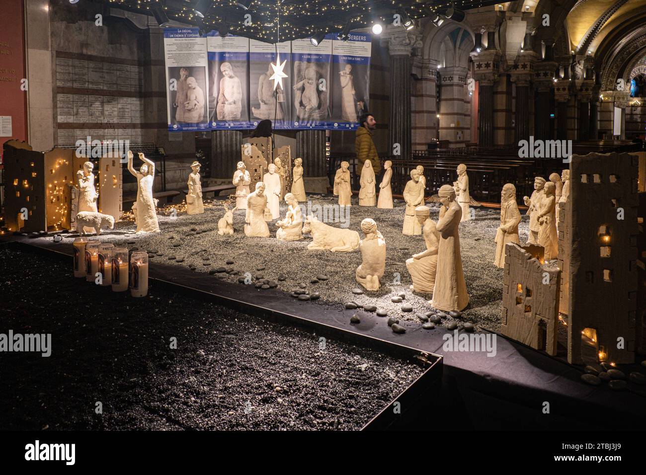 Scène de la nativité lyonnaise exposée dans la crypte de la basilique de Fouvière lors des festivités de Noël. Banque D'Images