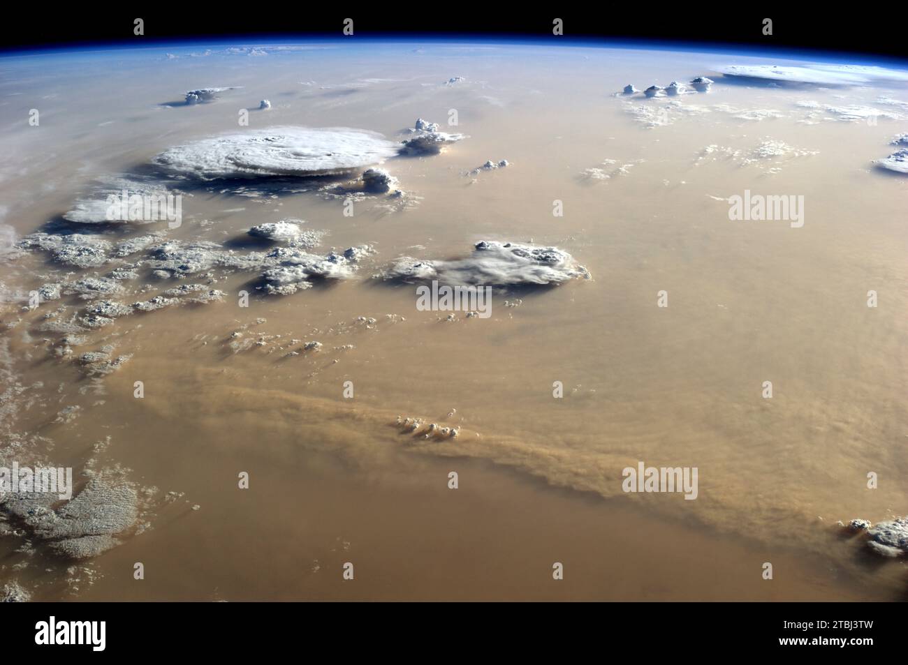 8 septembre 2014 - vue depuis l'espace d'une tempête de poussière au-dessus de l'Afrique du Nord. Banque D'Images
