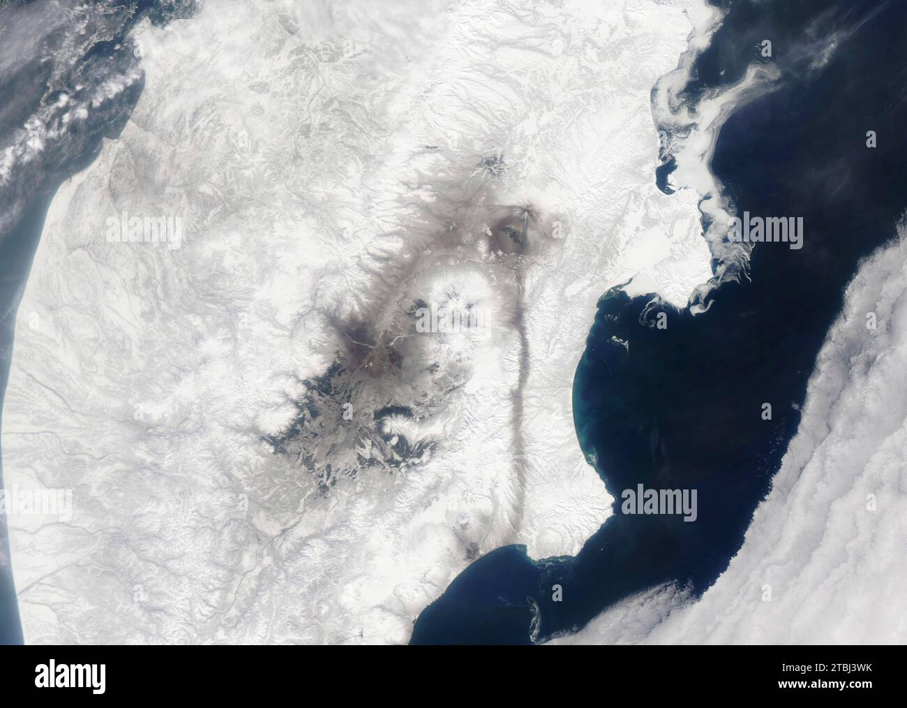 Image satellite du panache de cendres du volcan Shiveluch dérivant sur la péninsule du Kamchatka. Banque D'Images