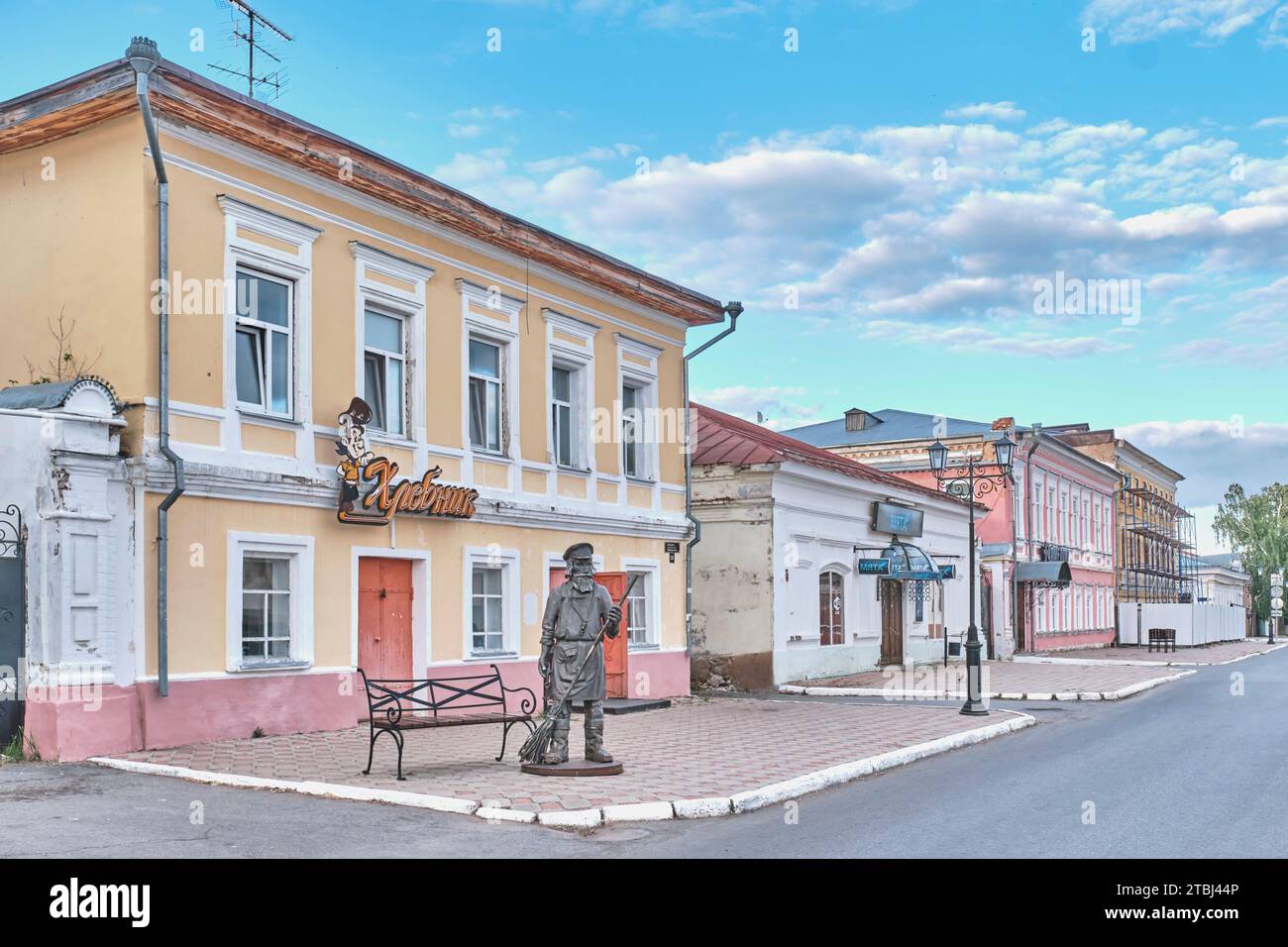 Yelabuga, Russie - 18 juin 2023 : Monument à Janitor sur la rue Kazanskaya dans le centre historique de la ville. La sculpture en bronze symbolise la propreté A. Banque D'Images