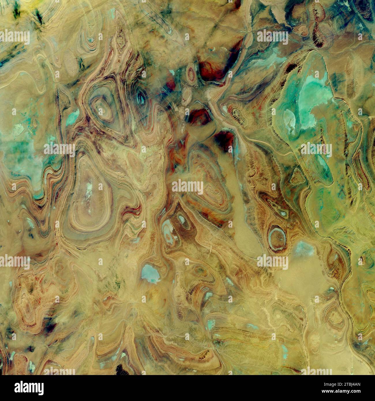 Image satellite de strates de grès exposées à travers le bassin de Tanezrouft en Algérie. Banque D'Images Image satellite de strates de grès exposées à travers le bassin de Tanezrouft en Algérie. Banque D'Images