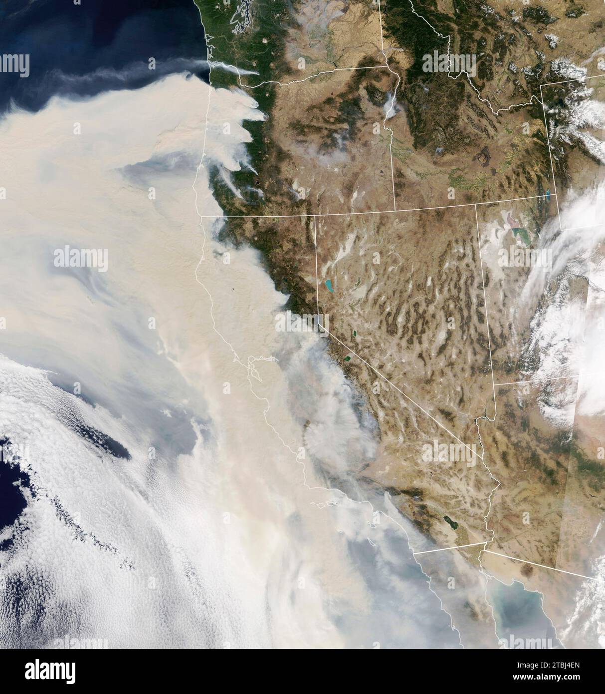 Image satellite de fumée épaisse provenant d'une ligne de feux intenses en Oregon et en Californie. Banque D'Images