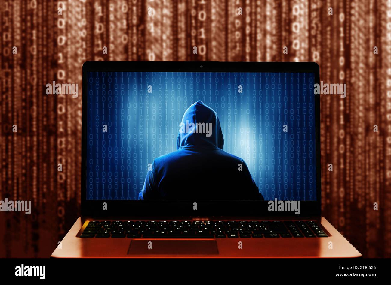 pirate dans le capot à l'intérieur d'un ordinateur portable, cyber-attaque, phishing et concept de violation de données Banque D'Images