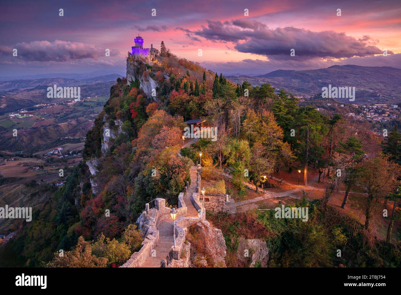 Saint-Marin, République de Saint-Marin, Italie. Image de paysage aérien de Saint-Marin, Italie au beau coucher du soleil d'automne. Banque D'Images