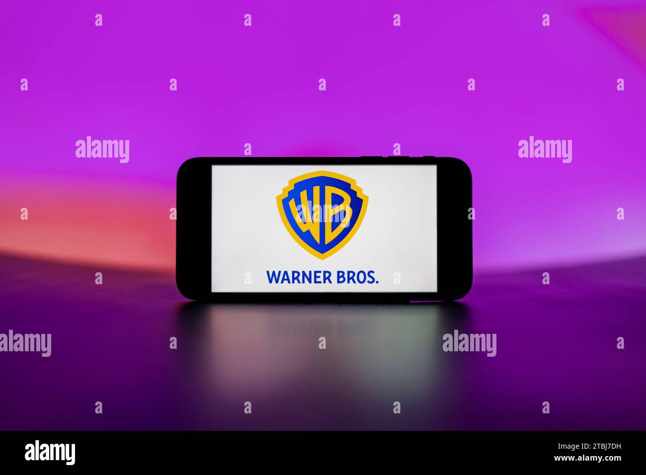 Sur cette photo, le logo Warner Bros est affiché sur l'écran d'un téléphone portable. Banque D'Images