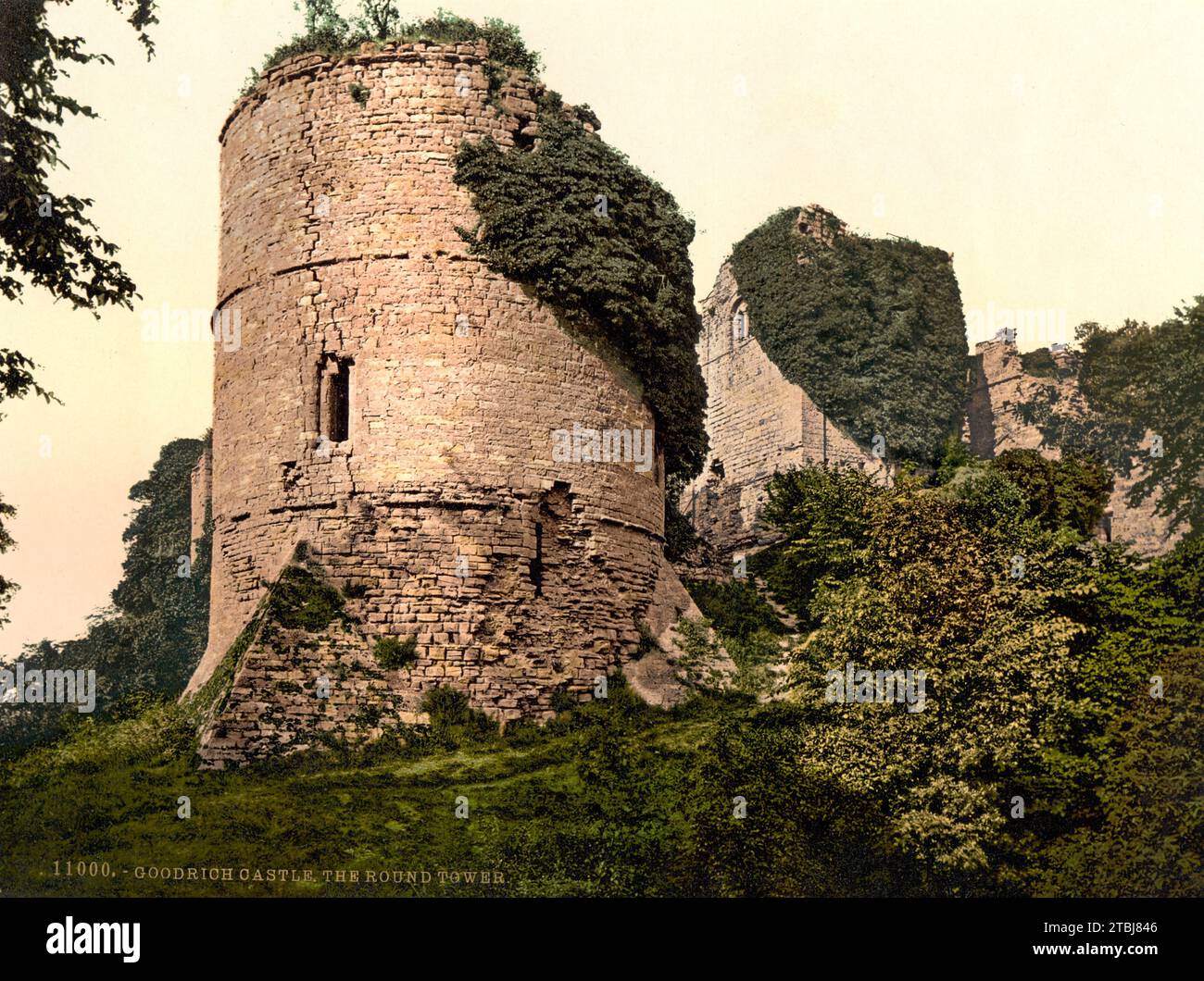 Goodrich Castle ist eine mittelalterliche Burgruine aus normannischer Zeit, nördlich des Dorfes Goodrich in der englischen Grafschaft Herefordshire, ca 1895, England, Historisch, digital restaurierte Reproduktion von einer Vorlage aus dem 19. Jahrhundert / Goodrich Castle est une ruine de château médiéval datant de l'époque normande, au nord du village de Goodrich dans le comté anglais du Herefordshire, vers 1895, Angleterre, reproduction historique restaurée numériquement à partir d'un original du 19e siècle Banque D'Images