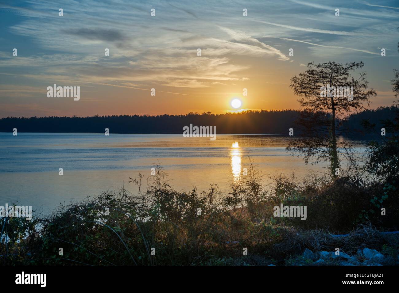 Une photo du soleil se préparant à couler sous l'horizon le long du fleuve Mississippi. Banque D'Images