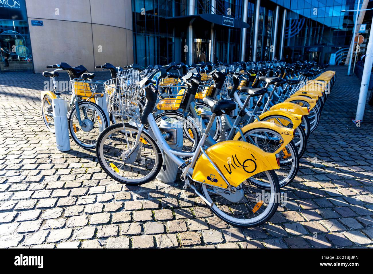 Villo ! Location de vélos amarrés devant la gare du midi, Bruxelles, Belgique Banque D'Images