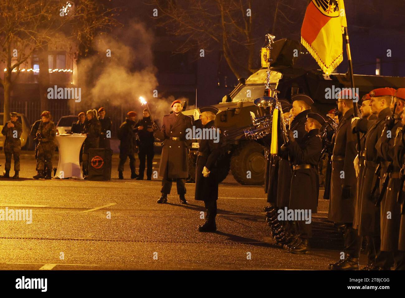Gera, Allemagne. 07 décembre 2023. Les soldats de la Bundeswehr défilent dans le parking Hofwiesen lors de la promesse publique pour environ 100 recrues de la 5e compagnie de Panzerpionierbataillon 701. Crédit : Bodo Schackow/dpa/Alamy Live News Banque D'Images
