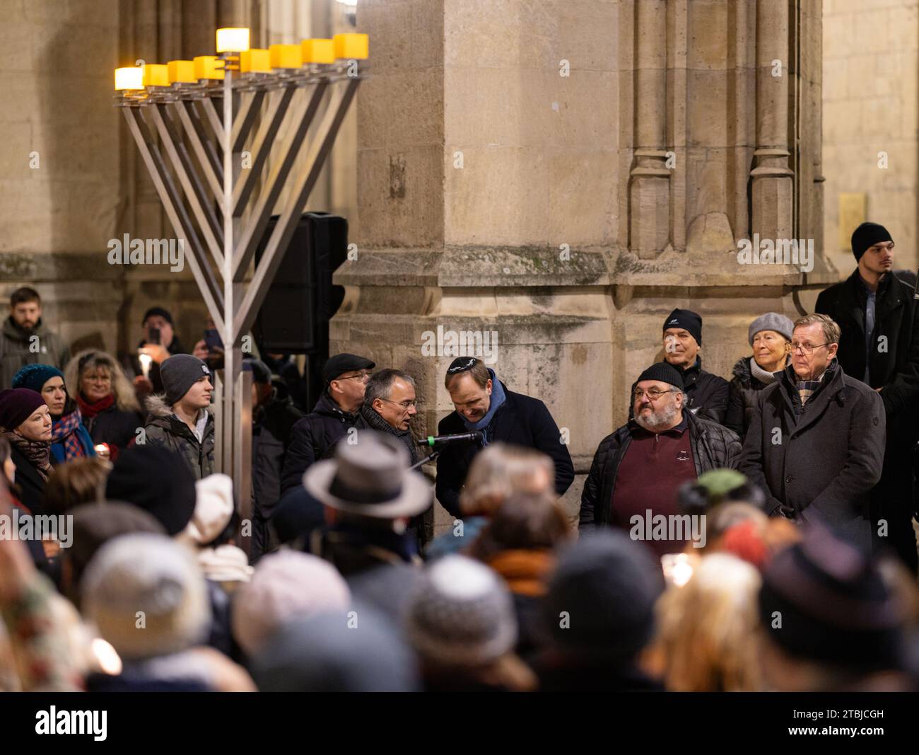 Erfurt, Allemagne. 07 décembre 2023. Bodo Ramelow (à droite, Parti de gauche), ministre-président de Thuringe, participe aux célébrations pour allumer la première bougie sur le candélabre de Hanukkah devant la mairie. La fête des lumières est célébrée pour commémorer la redédicace du deuxième temple juif de Jérusalem en 165 av. J.-C. et se termine le 15 décembre. Crédit : Michael Reichel/dpa/Alamy Live News Banque D'Images