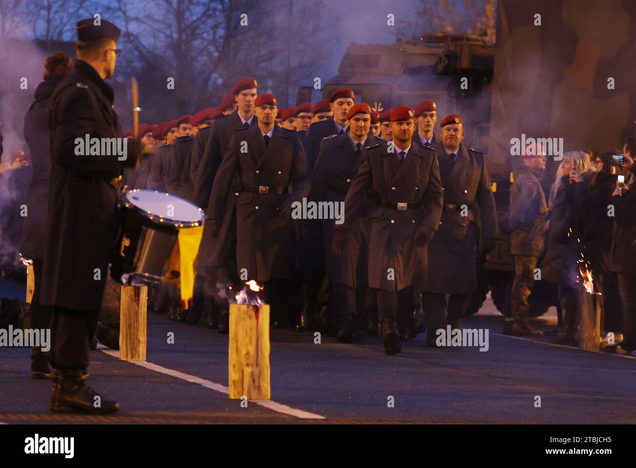 Gera, Allemagne. 07 décembre 2023. Les soldats de la Bundeswehr marchent à la promesse publique pour environ 100 recrues de la 5e compagnie du bataillon du génie blindé 701 dans le parking Hofwiesen. Crédit : Bodo Schackow/dpa/Alamy Live News Banque D'Images