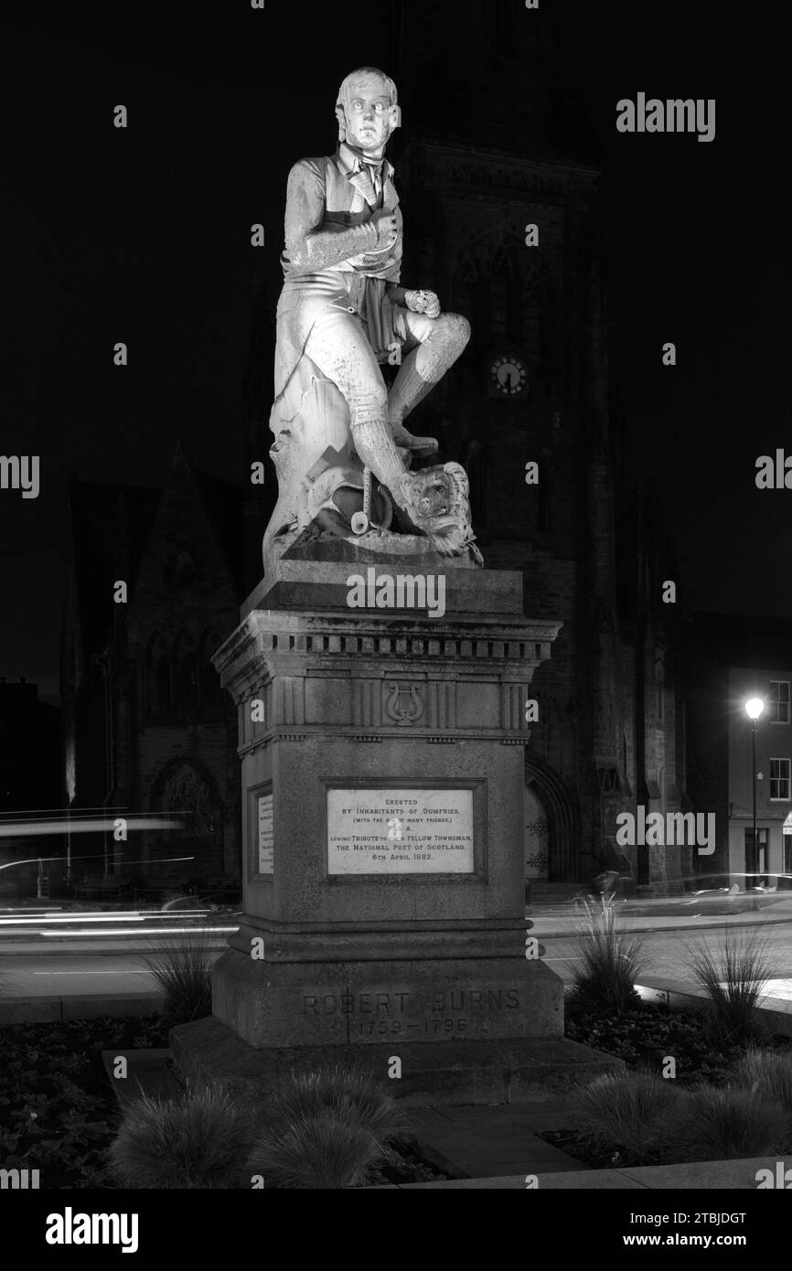 La statue du poète Robert Burns dans le centre-ville de Dumfries, Greyfriars Church derrière at Night Scotland UK Banque D'Images