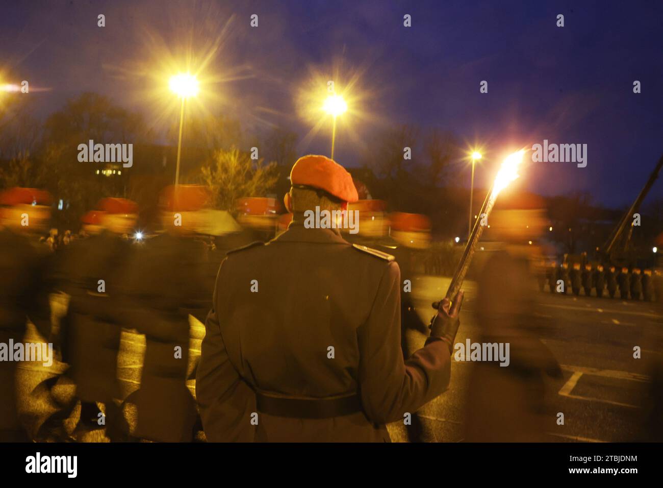 Gera, Allemagne. 07 décembre 2023. Les soldats de la Bundeswehr marchent à la promesse publique pour environ 100 recrues de la 5e compagnie du bataillon du génie blindé 701 dans le parking Hofwiesen. Crédit : Bodo Schackow/dpa/Alamy Live News Banque D'Images