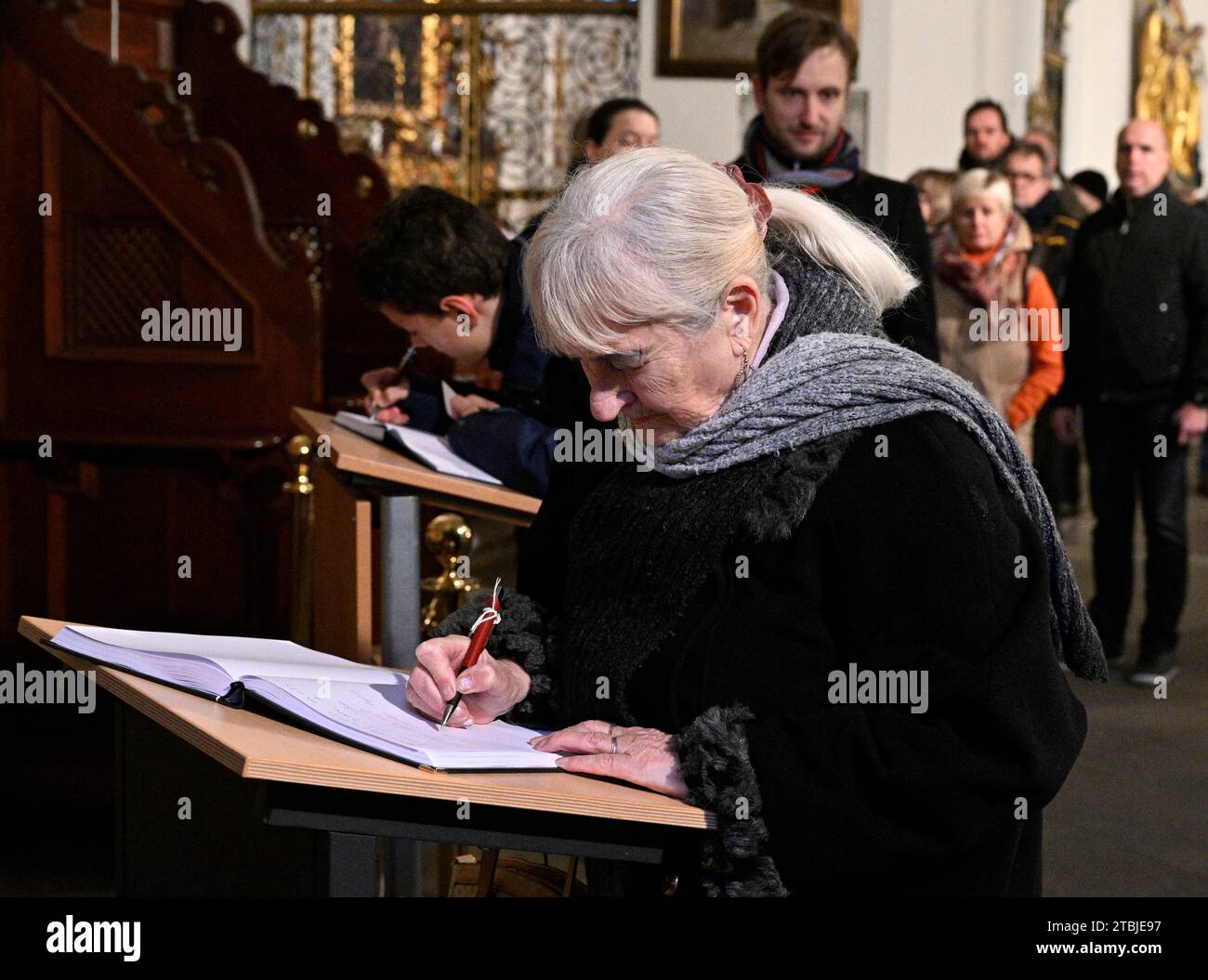 Prague, République tchèque. 07 décembre 2023. Les gens disent au revoir à l'ancien chef de la diplomatie tchèque, député et sénateur Karel Schwarzenberg dans l'église des Chevaliers de Malte dans l'église notre-Dame-dessous de la chaîne, Prague, République tchèque, le 7 décembre 2023. Crédit : Michal Krumphanzl/CTK photo/Alamy Live News Banque D'Images