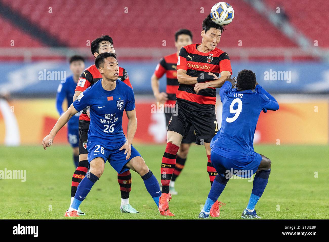 Wuhan, Chine. 06 décembre 2023. SIM sang-min #2 de Pohang Steelers vu en action lors du match de football de la ligue des champions de l'AFC entre le Wuhan Three Towns FC de Chine et le Pohang Steelers de Corée du Sud au Wuhan Sports Center Stadium. Scores finaux ; Wuhan Three Towns FC de Chine 1-1 Pohang Steelers de Corée du Sud. Crédit : SOPA Images Limited/Alamy Live News Banque D'Images