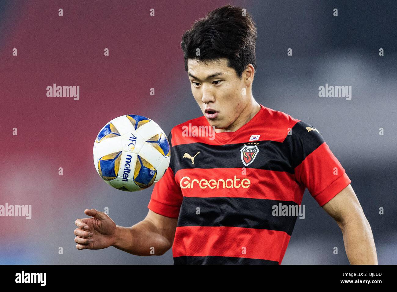 Wuhan, Chine. 06 décembre 2023. Lee Ho-jae #33 de Pohang Steelers vu en action lors du match de football de la ligue des champions de l'AFC entre le Wuhan Three Towns FC de Chine et le Pohang Steelers de Corée du Sud au Wuhan Sports Center Stadium. Scores finaux ; Wuhan Three Towns FC de Chine 1-1 Pohang Steelers de Corée du Sud. Crédit : SOPA Images Limited/Alamy Live News Banque D'Images