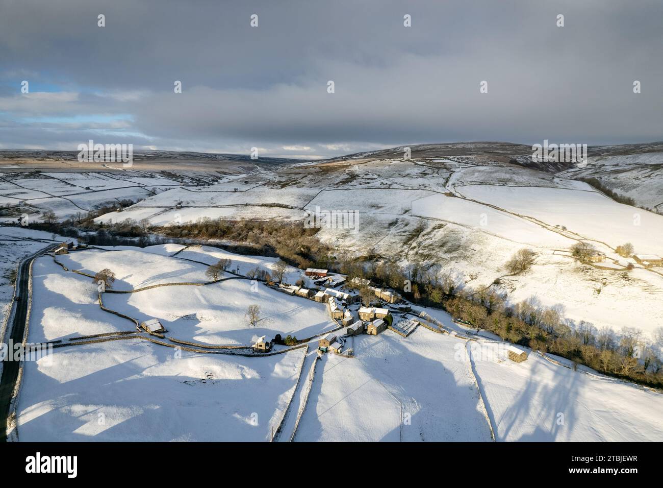 Swaledale, North Yorkshire, Royaume-Uni, 30 nov 2023 - Météo. Une couche de neige recouvre les terres agricoles dans le cours supérieur de Swaledale près du jambon isolé Banque D'Images Swaledale, North Yorkshire, Royaume-Uni, 30 nov 2023 - Météo. Une couche de neige recouvre les terres agricoles dans le cours supérieur de Swaledale près du jambon isolé Banque D'Images