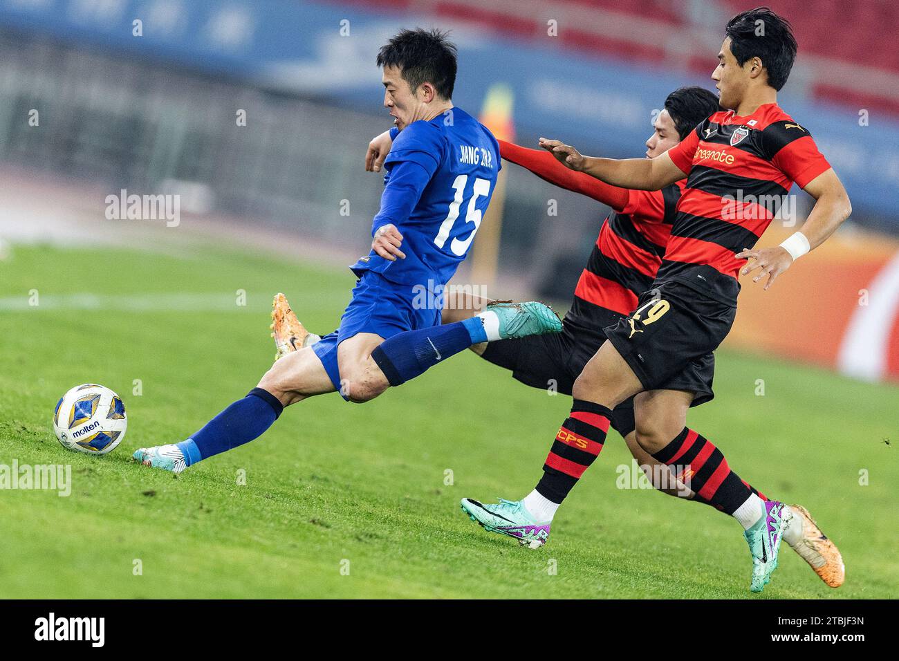 Wuhan, Chine. 06 décembre 2023. Jiang Zhipeng #15 (L) du Wuhan Three Towns FC concourt pour le ballon lors du match de football de la ligue des champions de l'AFC entre le Wuhan Three Towns FC de Chine et le Pohang Steelers de Corée du Sud au Wuhan Sports Center Stadium. Scores finaux ; Wuhan Three Towns FC de Chine 1-1 Pohang Steelers de Corée du Sud. (Photo RenYong/SOPA Images/Sipa USA) crédit : SIPA USA/Alamy Live News Banque D'Images