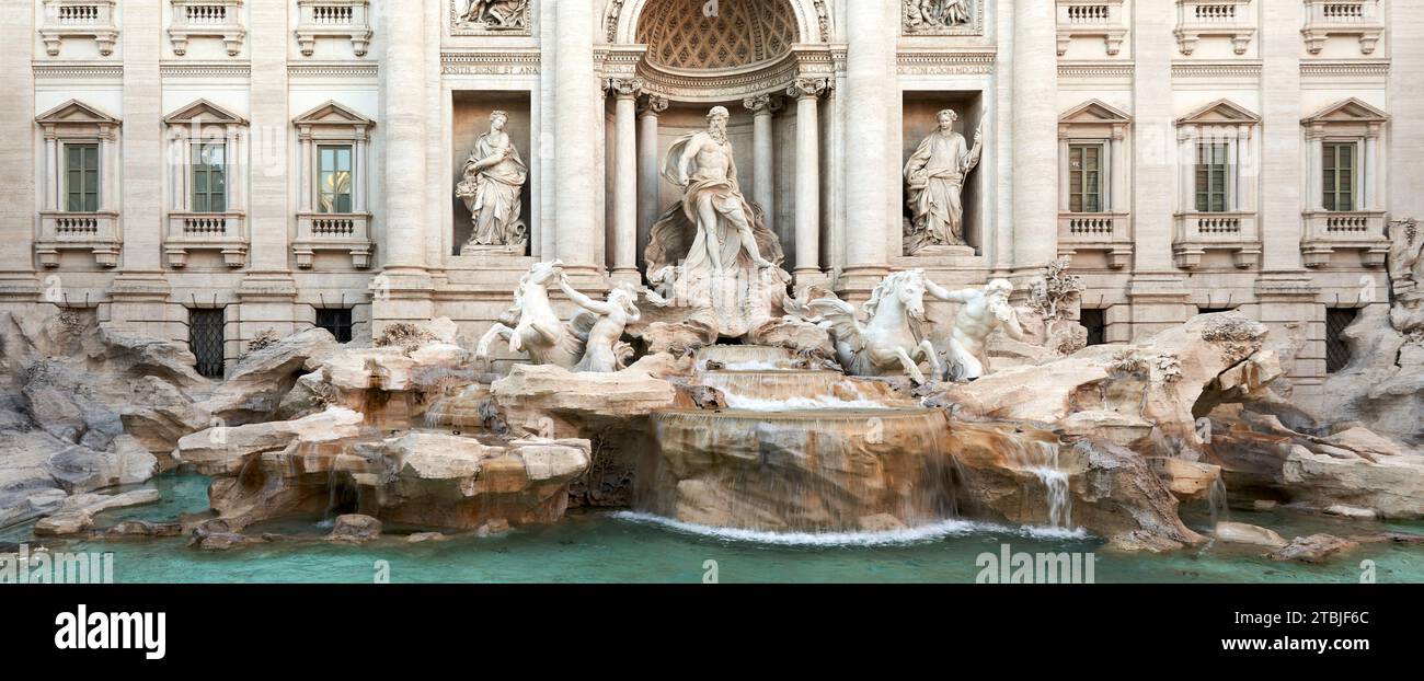 Une vue panoramique de Fontana di Trevi, fontaine Trevi, sculptures et cascades, Rome, Italie. Banque D'Images