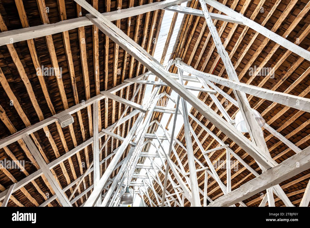 La structure de toit rustique d'une construction traditionnelle en bois sur l'île de Chiloé, Chili Banque D'Images