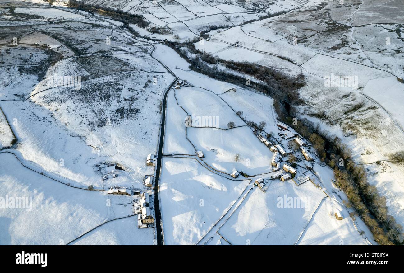 Swaledale, North Yorkshire, Royaume-Uni, 30 nov 2023 - Météo. Une couche de neige recouvre les terres agricoles dans le cours supérieur de Swaledale près du jambon isolé Banque D'Images Swaledale, North Yorkshire, Royaume-Uni, 30 nov 2023 - Météo. Une couche de neige recouvre les terres agricoles dans le cours supérieur de Swaledale près du jambon isolé Banque D'Images