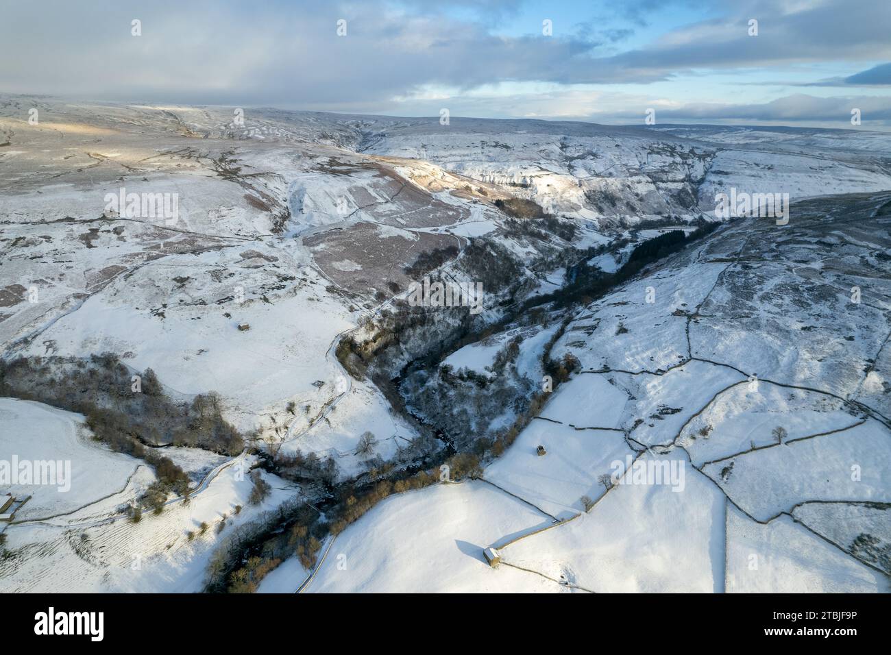 Swaledale, North Yorkshire, Royaume-Uni, 30 nov 2023 - Météo. Une couche de neige recouvre les terres agricoles dans le cours supérieur de Swaledale près du jambon isolé Banque D'Images Swaledale, North Yorkshire, Royaume-Uni, 30 nov 2023 - Météo. Une couche de neige recouvre les terres agricoles dans le cours supérieur de Swaledale près du jambon isolé Banque D'Images