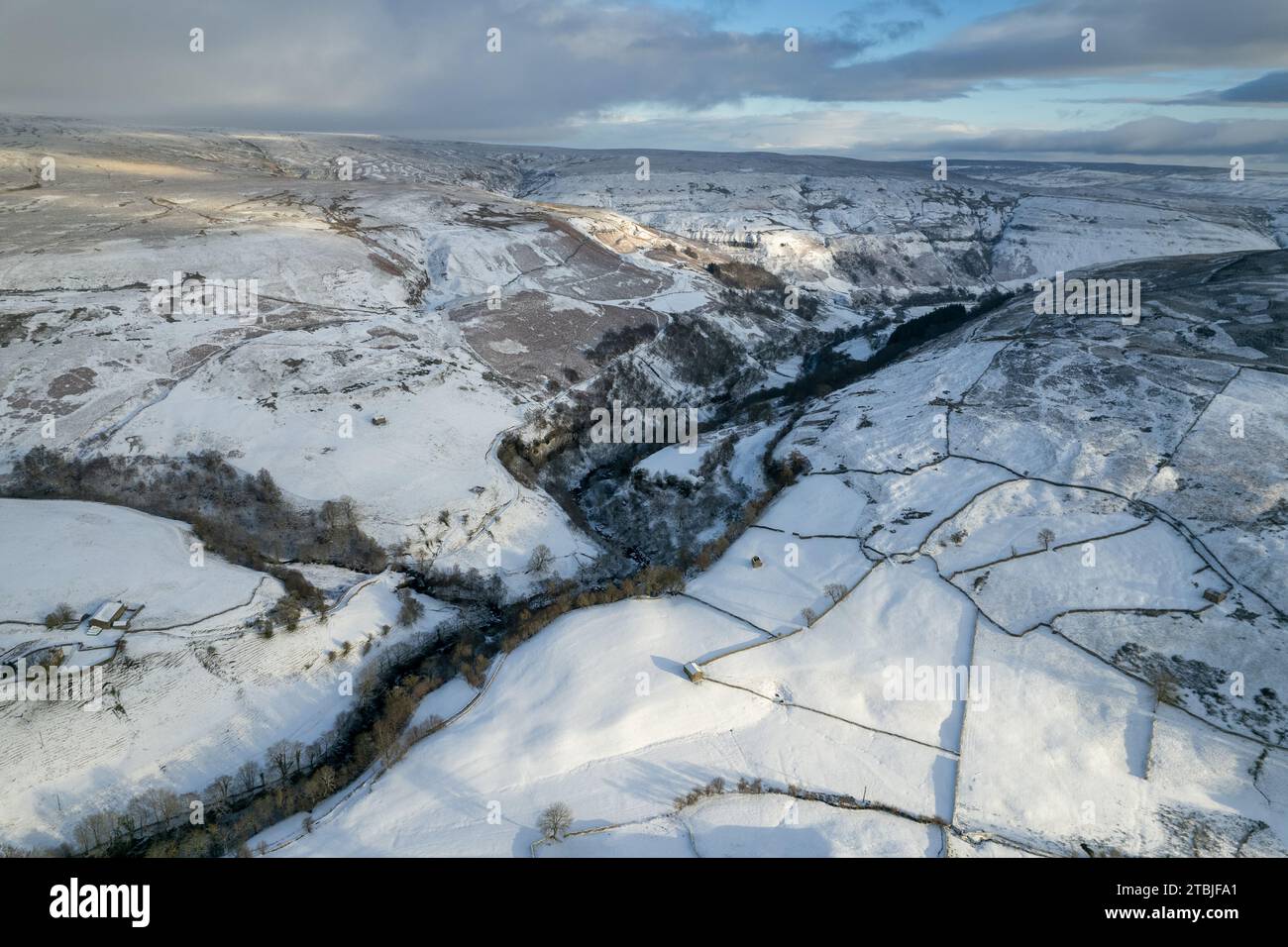Swaledale, North Yorkshire, Royaume-Uni, 30 nov 2023 - Météo. Une couche de neige recouvre les terres agricoles dans le cours supérieur de Swaledale près du jambon isolé Banque D'Images Swaledale, North Yorkshire, Royaume-Uni, 30 nov 2023 - Météo. Une couche de neige recouvre les terres agricoles dans le cours supérieur de Swaledale près du jambon isolé Banque D'Images
