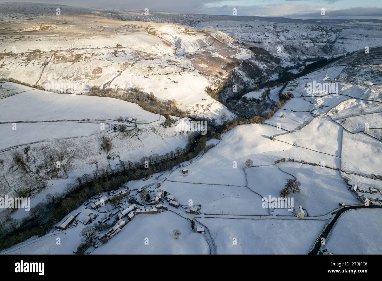 Swaledale, North Yorkshire, Royaume-Uni, 30 nov 2023 - Météo. Une couche de neige recouvre les terres agricoles dans le cours supérieur de Swaledale près du jambon isolé Banque D'Images Swaledale, North Yorkshire, Royaume-Uni, 30 nov 2023 - Météo. Une couche de neige recouvre les terres agricoles dans le cours supérieur de Swaledale près du jambon isolé Banque D'Images