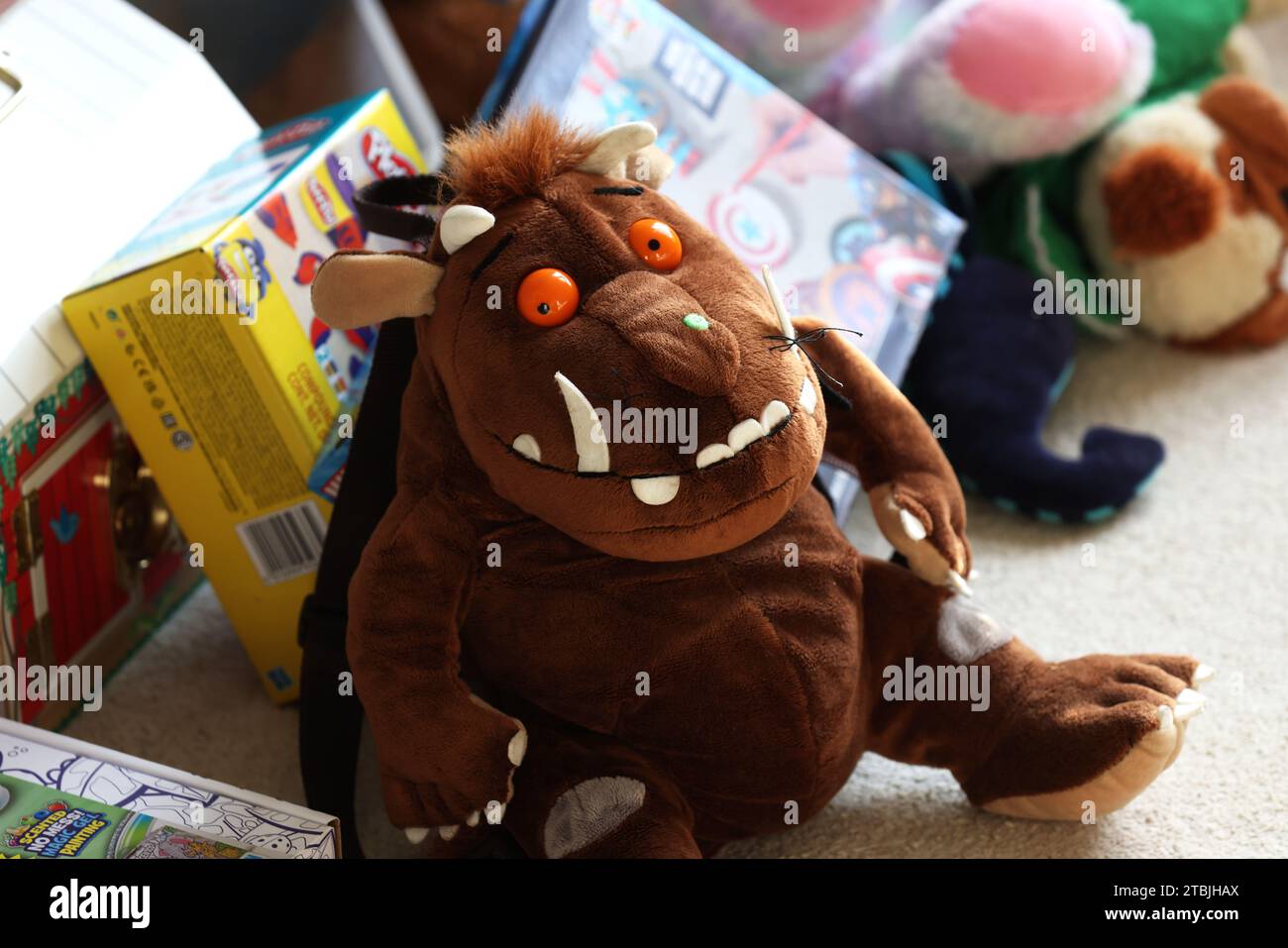 Les ours en peluche Gruffalo et Paddington Bear photographiés dans une chambre d'enfant à Chichester, West Sussex, Royaume-Uni. Banque D'Images