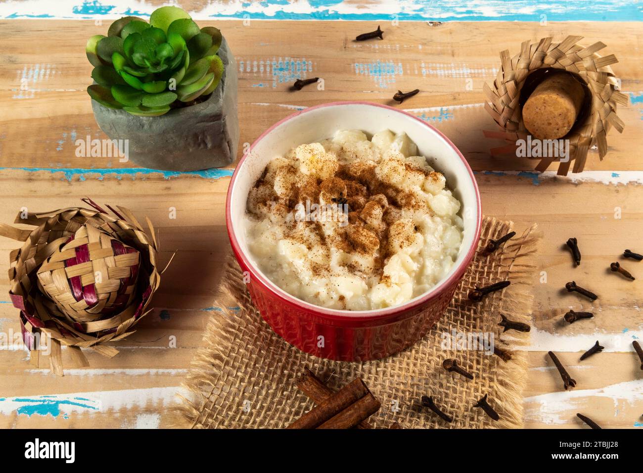 Dessert sucré brésilien typique, fait avec du maïs Canjica. Porridge blanc avec cannelle et noix de coco et lait condensé. Consommé lors des festivités de juin (fe Banque D'Images