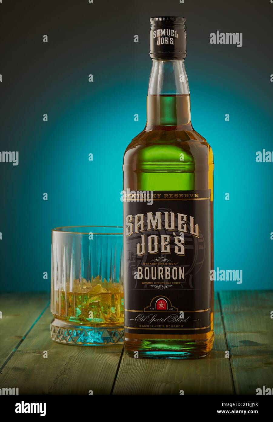 Mansfield, Nottingham, Royaume-Uni, 7 décembre 2023 : image d'un produit studio d'une bouteille et d'un verre de Bourbon Samuel Joe produit par Aldi stores Ltd Banque D'Images