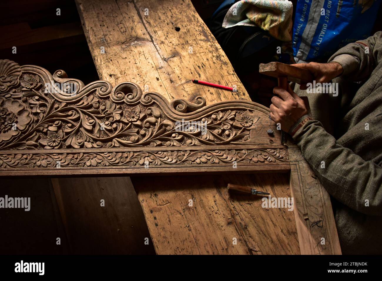 Srinagar, Inde. 7 décembre 2023. Un artisan cachemiri sculpte un objet artisanal dans une usine de sculpture sur bois. Le Cachemire, le paradis sur terre, fait référence à la beauté naturelle à couper le souffle de la région et à l'artisanat traditionnel. Avec de nombreux autres types d'art, le Cachemire est réputé pour sa technique unique de sculpture sur bois. La sculpture sur bois de Kashmiri est très demandée à l'intérieur et à l'extérieur de l'État. Son marché s'est développé à la fois localement et globalement au fil des ans. Mais de nos jours, les artisans luttent pour maintenir cet art vivant. La plupart des produits fabriqués par ces artisans ne tirent pas assez de profit, en raison de Banque D'Images