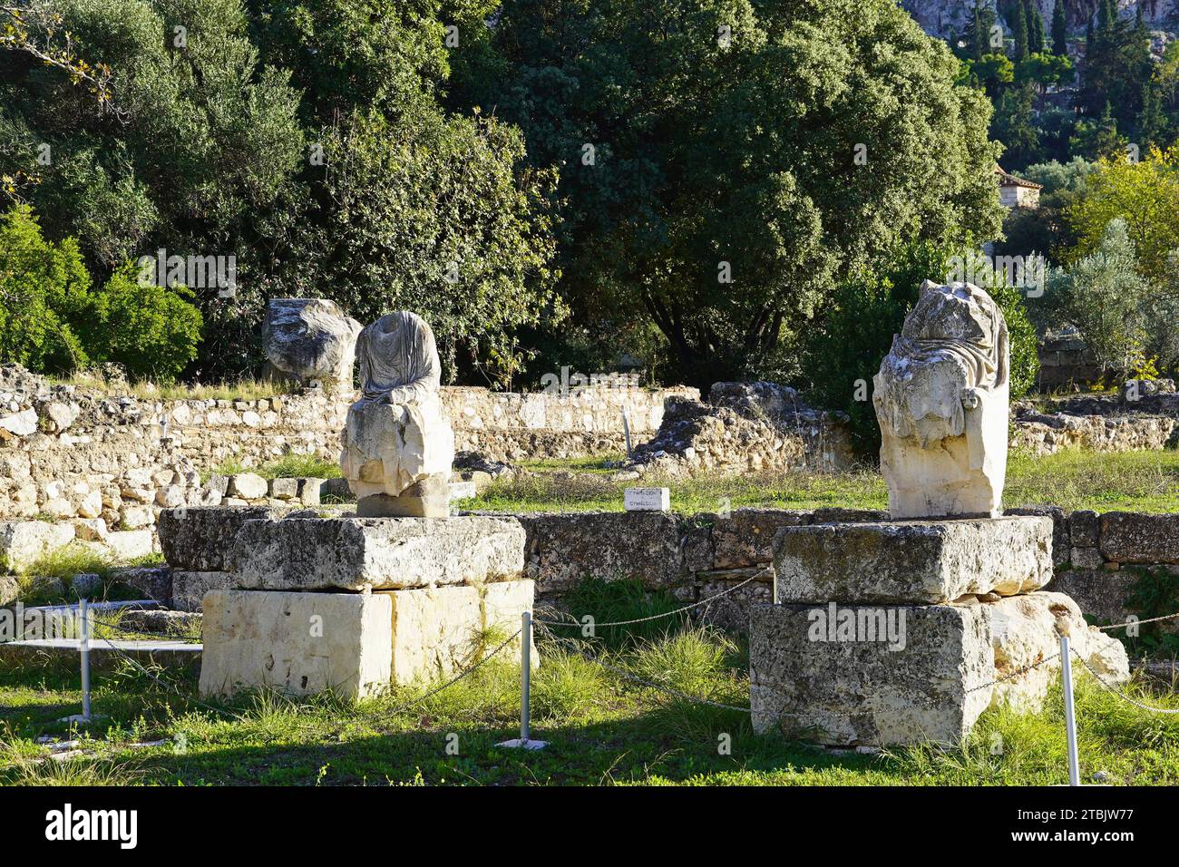 Statues sans tête dans les ruines de l'Odéon d'Agrippa, salle de concert Banque D'Images