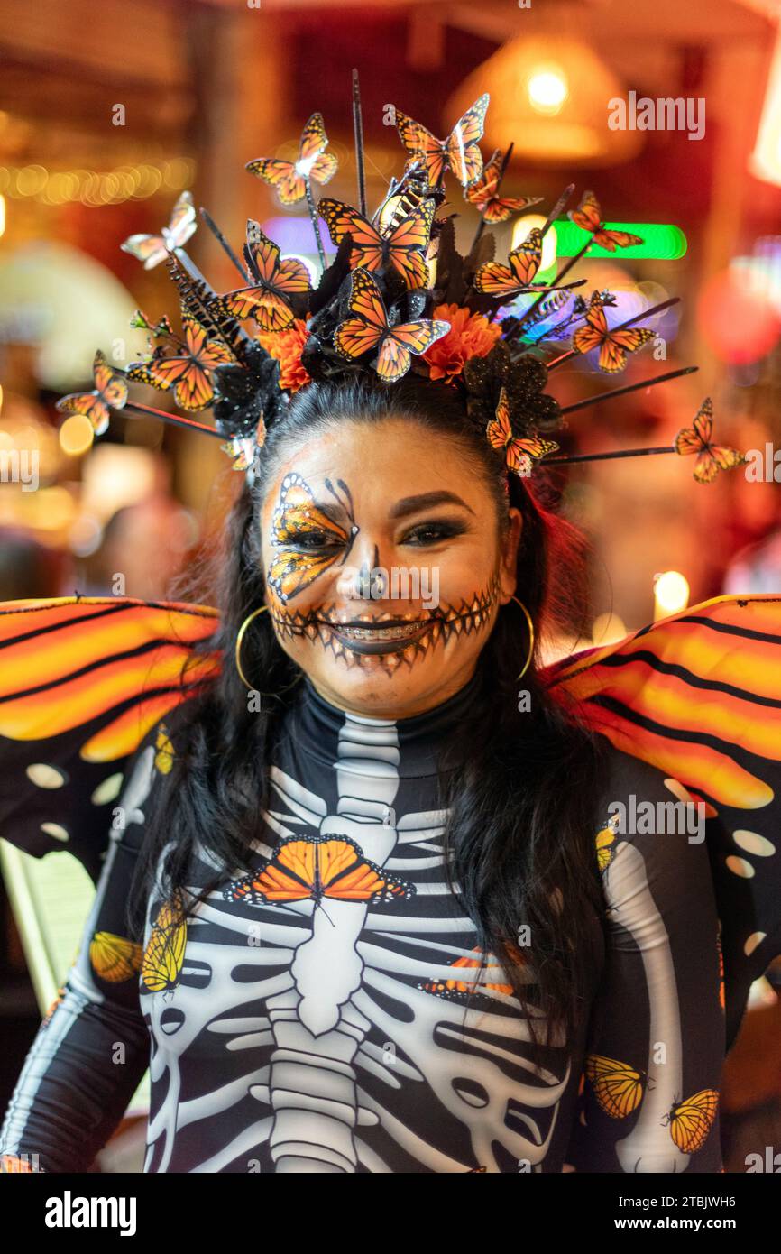 Mexique, Isla Mujures, Une femme vêtue en costume de papillon monarque pour célébrer le jour des morts aussi connu sous le nom de dia de los Muertos Banque D'Images