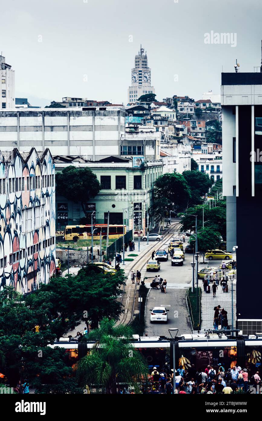 Rio de Janeiro, Brésil - 5 décembre 2023 : vue en perspective d'une rangée de célèbres taxis jaunes à Rio de Janeiro Banque D'Images