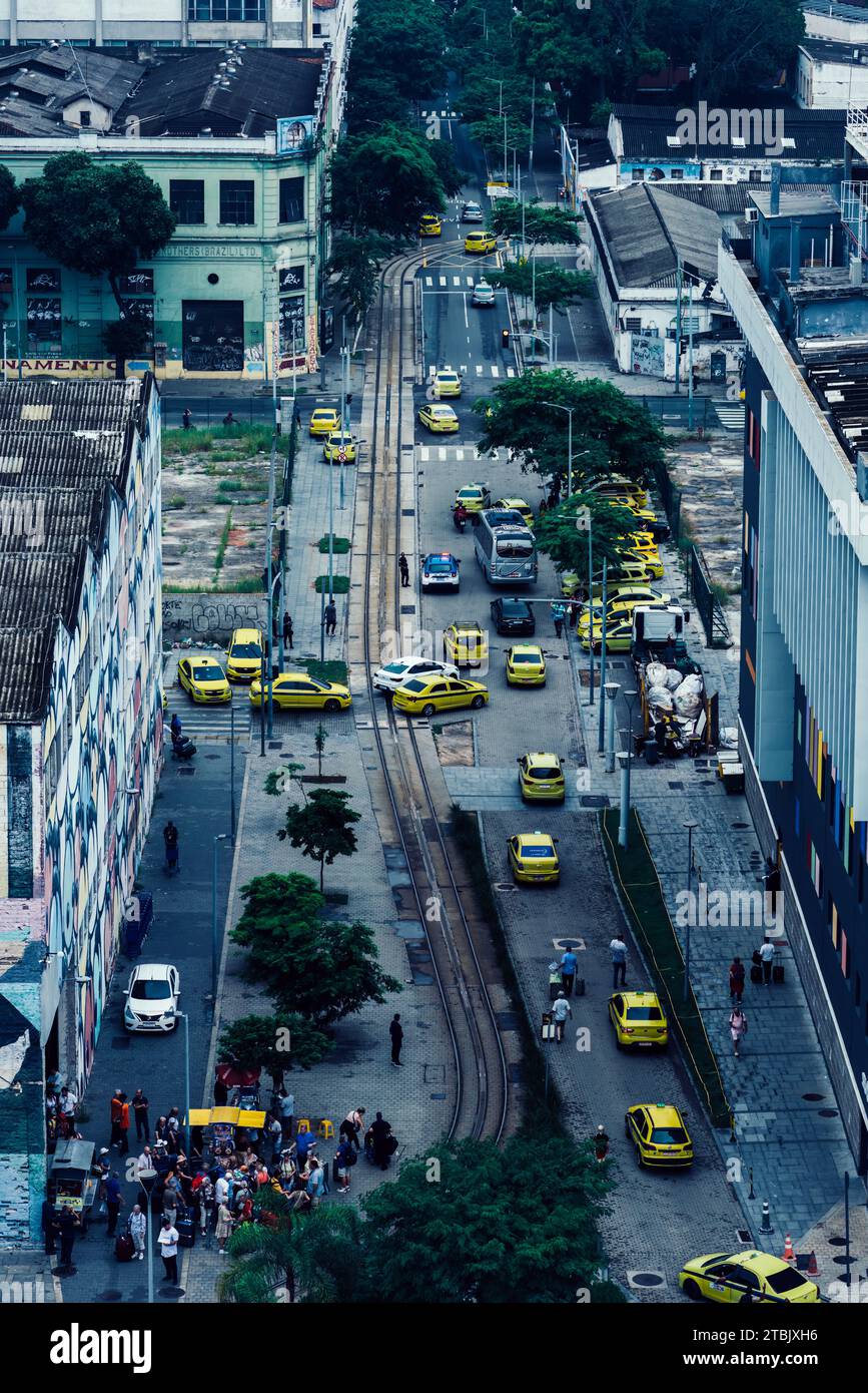 Rio de Janeiro, Brésil - 5 décembre 2023 : vue en perspective d'une rangée de célèbres taxis jaunes à Rio de Janeiro Banque D'Images