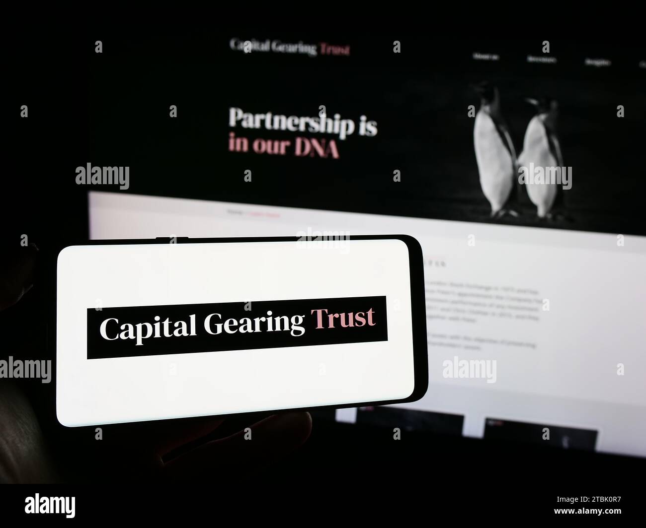 Personne détenant un smartphone avec le logo de la société d'investissement britannique Capital Gearing Trust plc (CGT) devant le site Web. Concentrez-vous sur l'affichage du téléphone. Banque D'Images