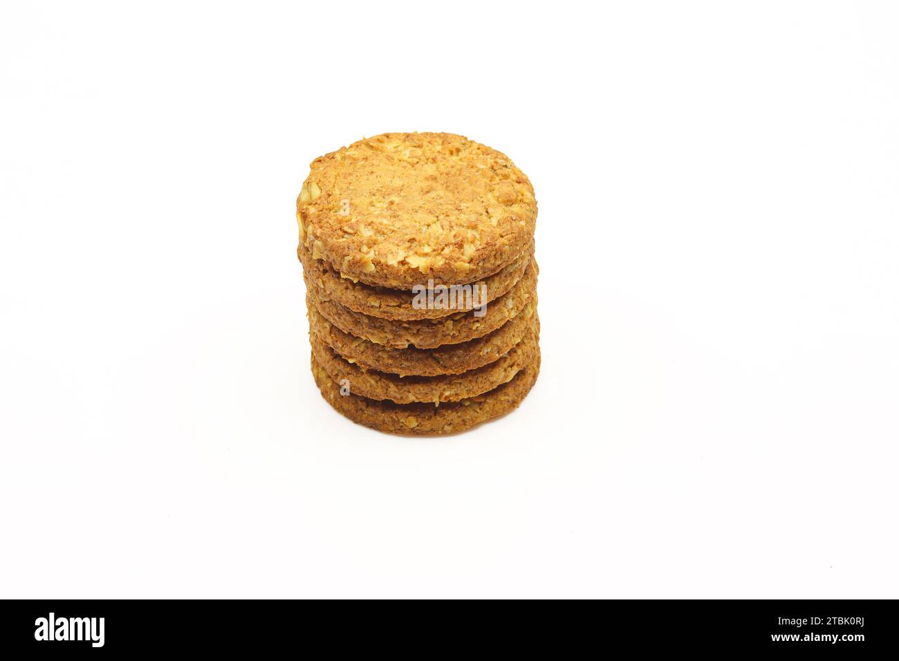 Stack o biscuits intégraux sains faits d'avoine isolé sur fond blanc Banque D'Images