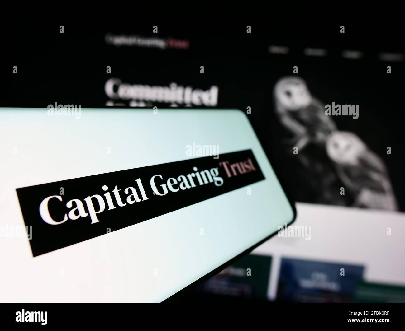 Téléphone portable avec logo de la société d'investissement britannique Capital Gearing Trust plc (CGT) devant le site Web. Concentrez-vous sur le centre gauche de l'écran du téléphone. Banque D'Images