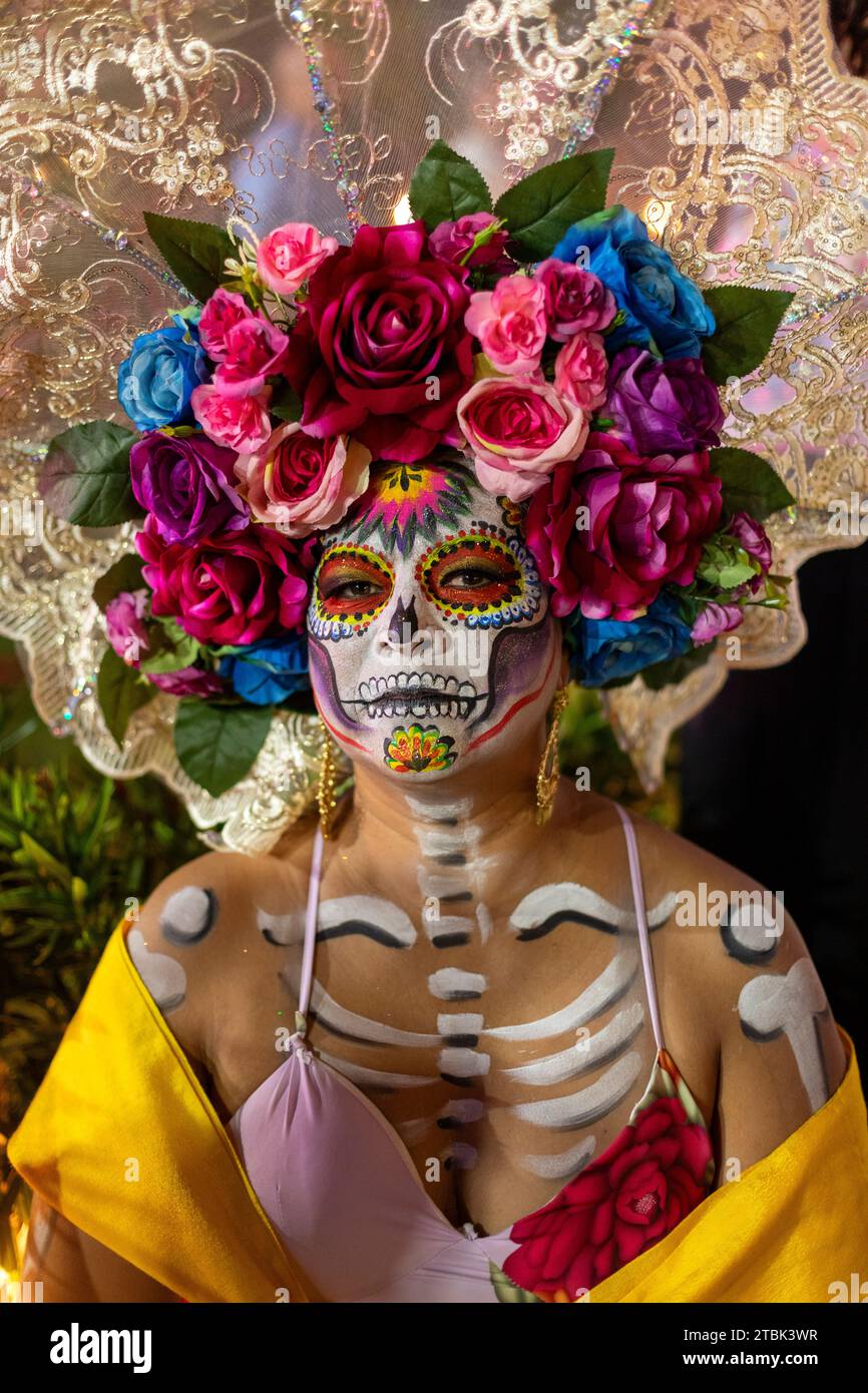 Mexique, Isla Mujures, Une femme vêtue en costume pour célébrer le jour des morts aussi connu sous le nom de dia de los Muertos Banque D'Images