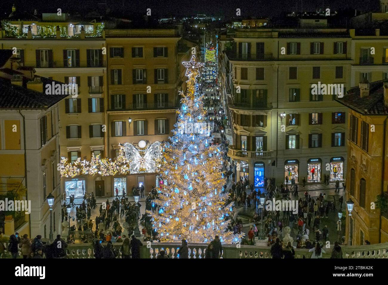 Rome, . 07 décembre 2023. 07/12/2023 Rome, sapin de Noël dessiné par Christian Dior, sur la Piazza Di Spagna. PS : la photo peut être utilisée dans le respect du contexte dans lequel elle a été prise, et sans intention diffamatoire du décorum des personnes représentées. Crédit : Agence photo indépendante/Alamy Live News Banque D'Images