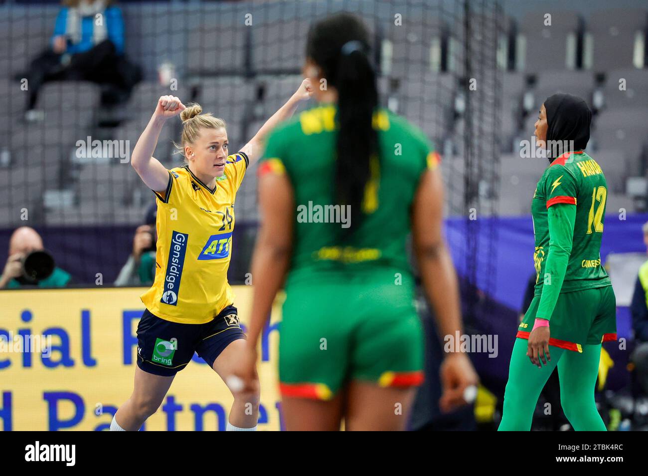 Gothenburg, Suède. 07 décembre 2023. Nathalie Hagman (G), suédoise, célèbre le camerounais Issa Haoua (D) lors du match de handball du Championnat du monde féminin de l'IHF entre la Suède et le Cameroun au Scandinavium Arena à Gothenburg, Suède, le 05 décembre 2023.photo : Adam Ihse/TT/code 9200 Credit : TT News Agency/Alamy Live News News Banque D'Images