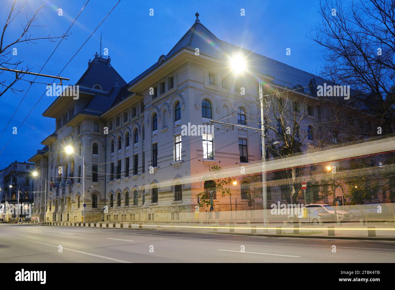 Bâtiment de la mairie de Bucarest extérieur avec piste de voiture au crépuscule. Point de repère de l'administration dans la capitale de la Roumanie. Banque D'Images