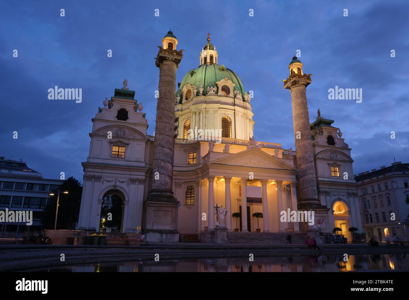 Église Saint-Charles (Karlskirche) à l'heure bleue à Resselpark, Vienne, Autriche. Bâtiment de repère illuminé. Banque D'Images