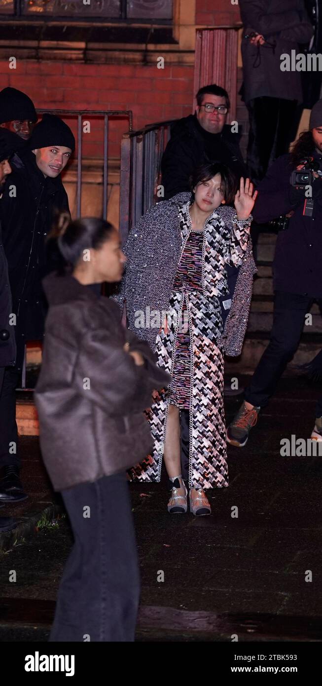 Sakura Ando (au centre) arrive pour le spectacle Chanel Metiers d'Art après la fête aux Victoria Baths à Manchester. Date de la photo : jeudi 7 décembre 2023. Banque D'Images Sakura Ando (au centre) arrive pour le spectacle Chanel Metiers d'Art après la fête aux Victoria Baths à Manchester. Date de la photo : jeudi 7 décembre 2023. Banque D'Images