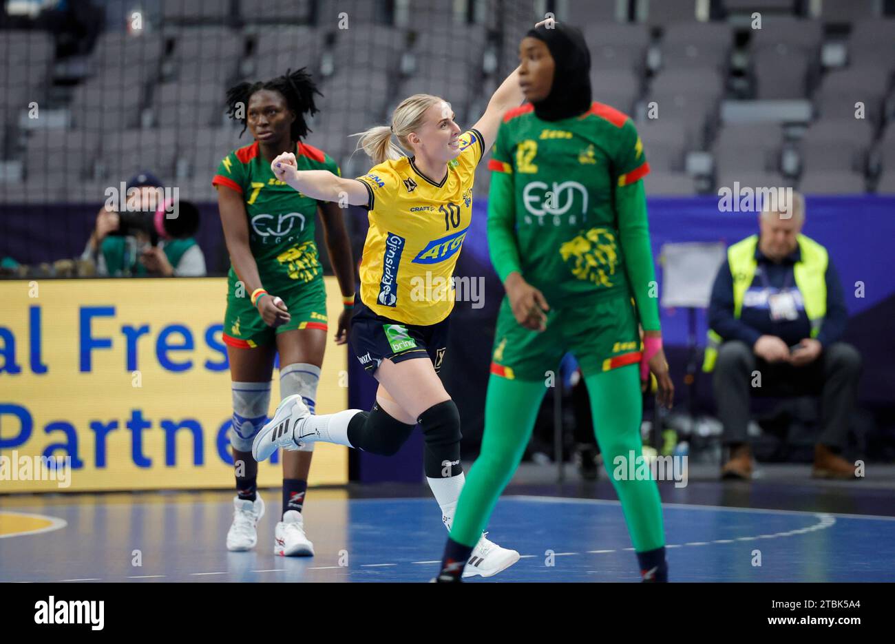 La suédoise Mathilda Lundstrom (C) célèbre les camerounaises Laeticia Petronie Ateba Engadi (L) et Issa Haoua lors du match de handball du Championnat du monde féminin de l'IHF entre la Suède et le Cameroun au Scandinavium Arena à Gothenburg, Suède, le 05 décembre 2023.photo : Adam Ihse / TT / code 9200 Banque D'Images