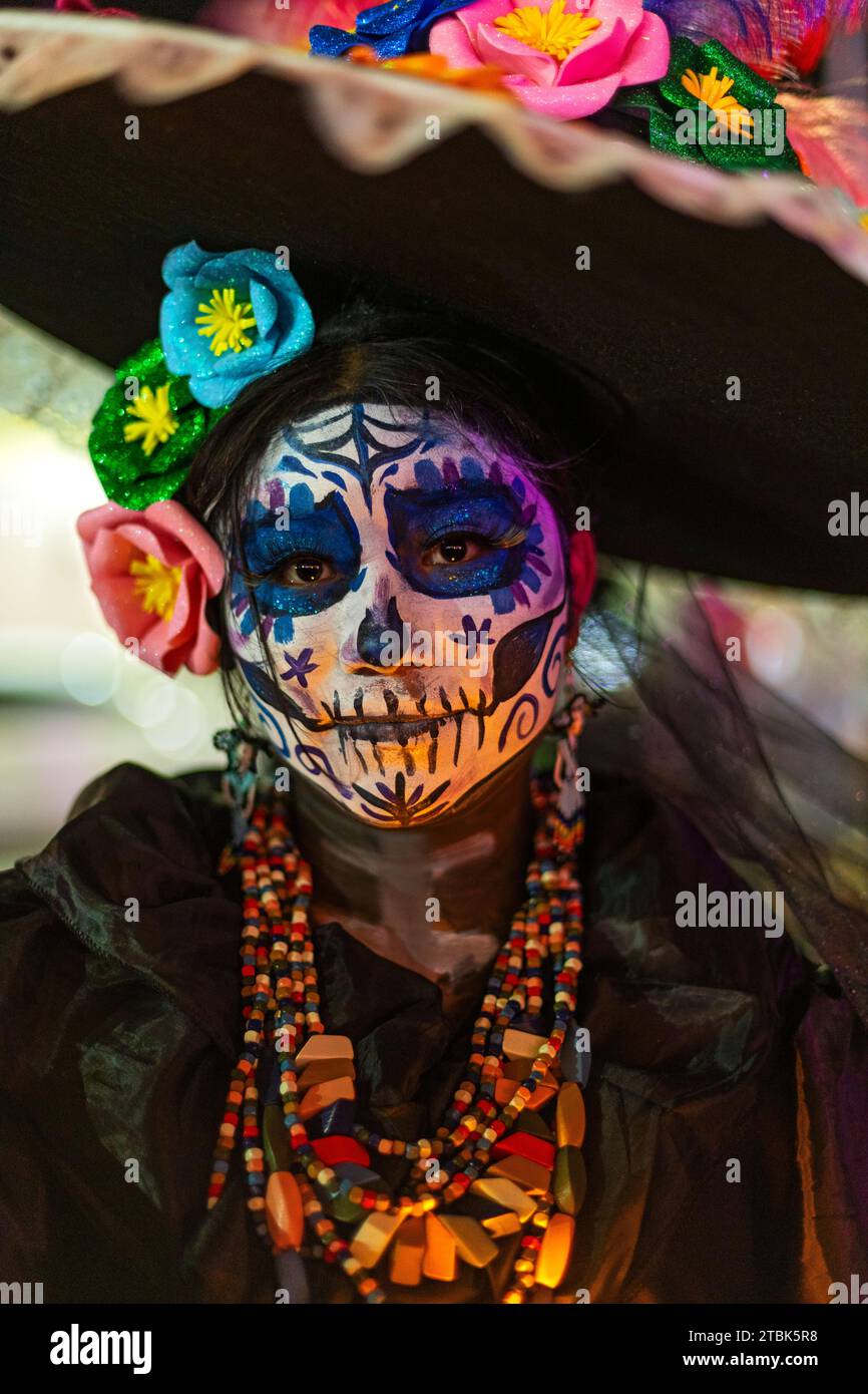 Mexique, Isla Mujures, Une femme vêtue en costume pour célébrer le jour des morts aussi connu sous le nom de dia de los Muertos Banque D'Images