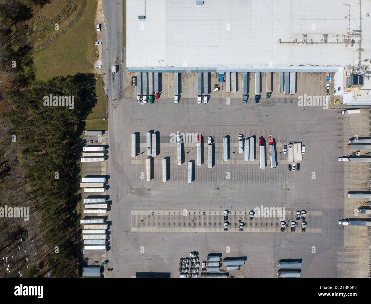 Images drone du toit d'un entrepôt de distribution alimentaire et d'un quartier en construction Banque D'Images